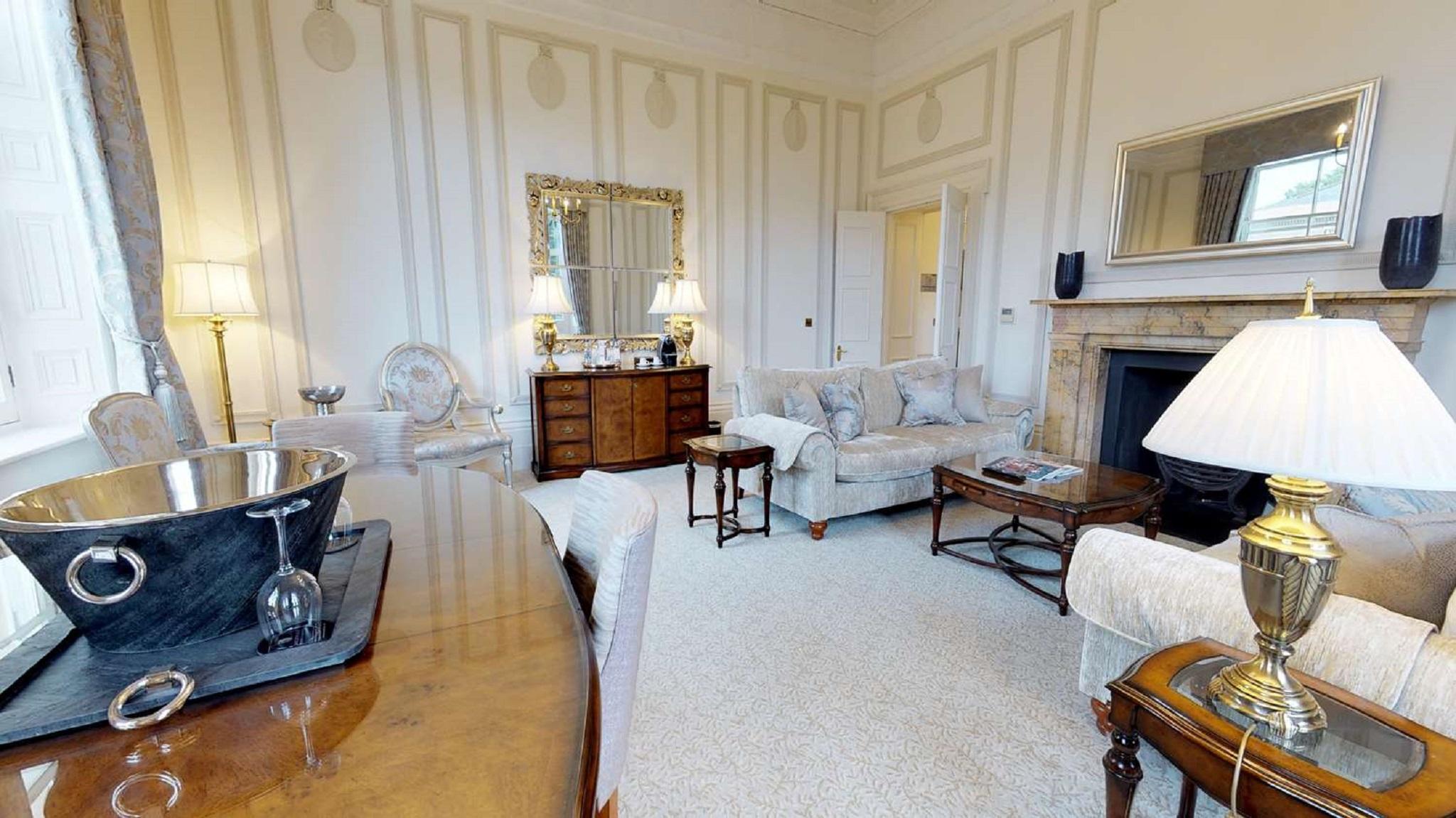 Macdonald Bath Spa Hotel Exterior foto The photo depicts a elegantly furnished living room. It features light-colored walls with subtle decorative details and a plush carpet. In the room, there are several pieces of furniture, including a pair of sofas and armchairs arranged around a smal
