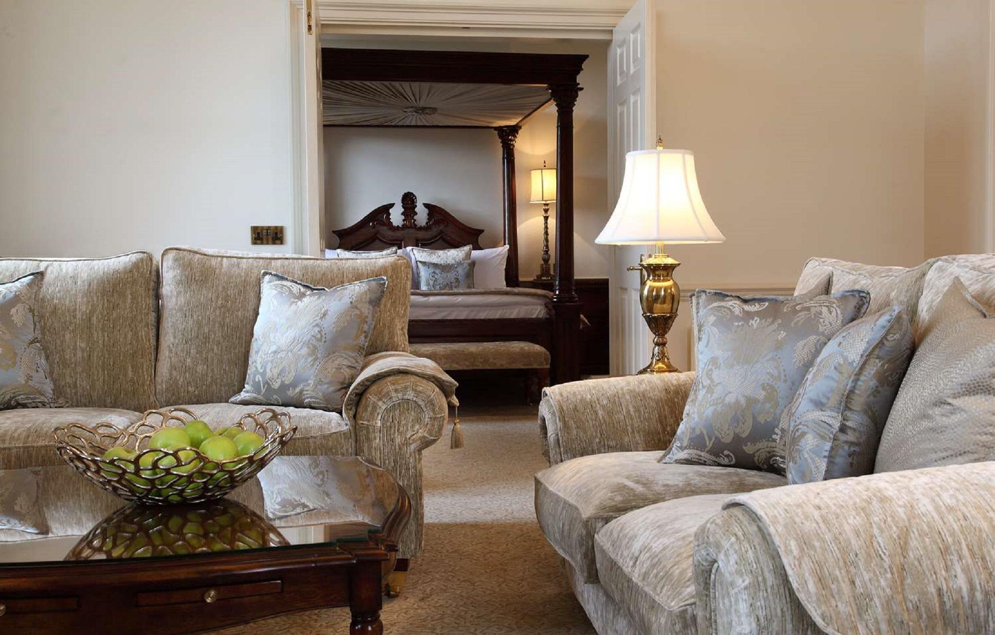 Macdonald Bath Spa Hotel Exterior foto The photo shows a cozy living space with elegant furnishings. On the left, there is a sofa with plush cushions and a stylish armchair, both in a soft, light-colored fabric. In the center, there is a decorative glass table with a bowl containing what 