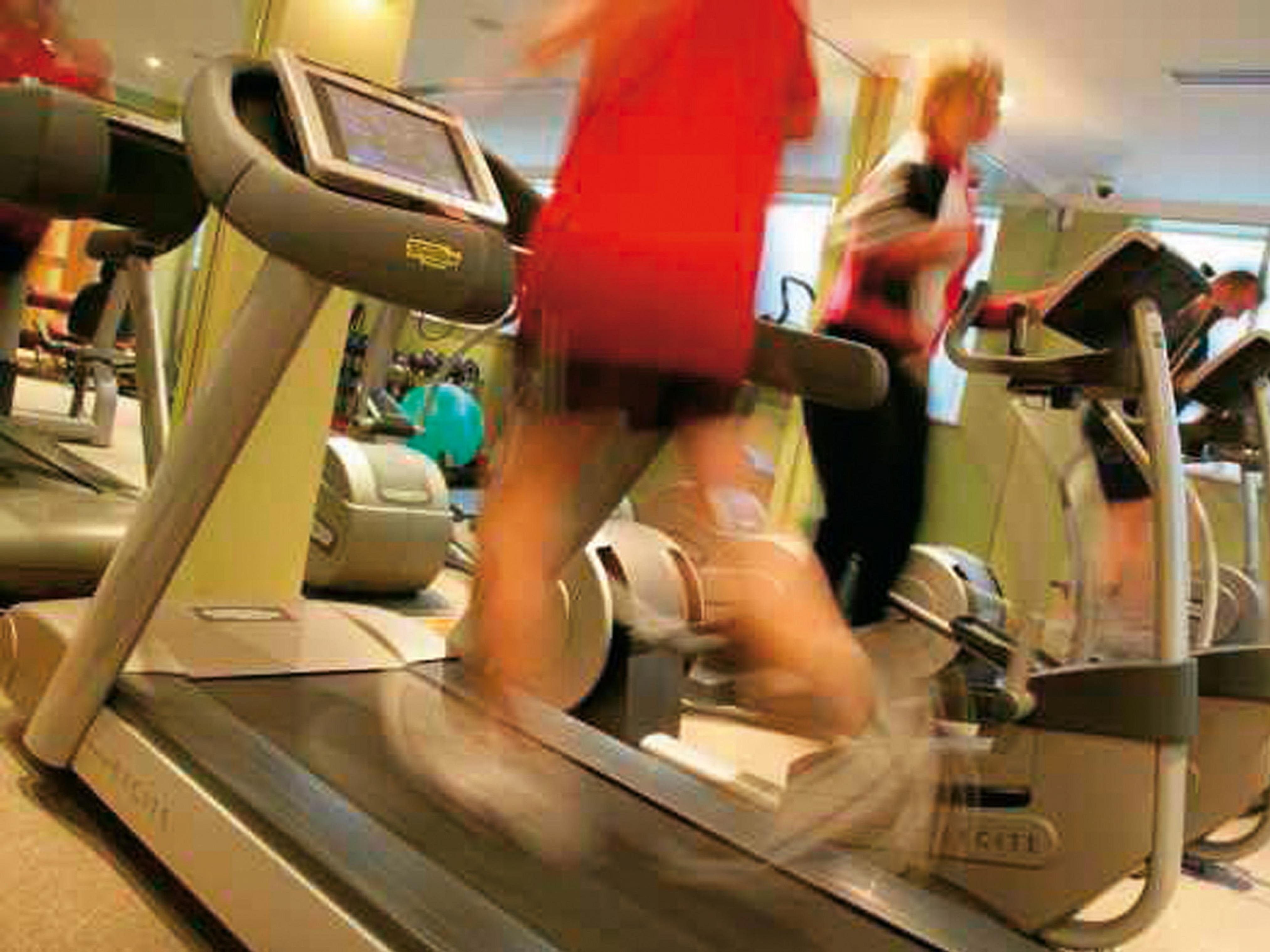Macdonald Bath Spa Hotel Exterior foto The photo shows a gym or fitness center with several treadmill machines in use. A few individuals are actively jogging or running on the treadmills. The setting appears lively, suggesting a focused workout environment. The background includes exercis